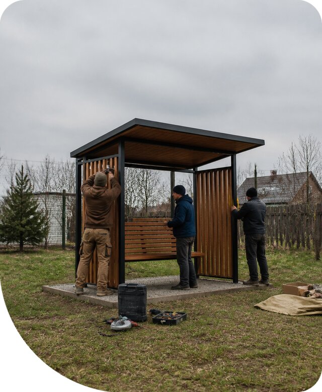 Изготовление скамейки с навесом под ключ в Серпухове для улицы